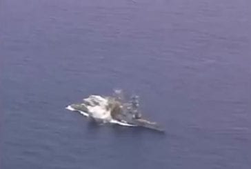 Une torpille frappe un decomissioned nous marine bateau durant l’exercice RIMPAC