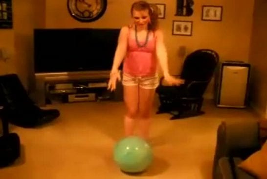 Fille sur une balle FAIL