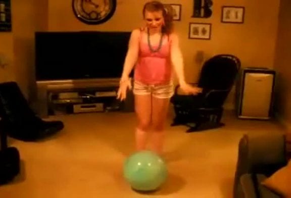Fille sur une balle FAIL