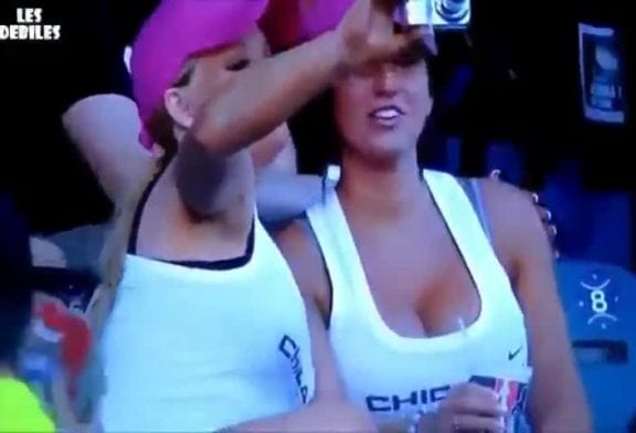 Jeune fille blonde prend une photo