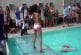 Jolie fille en bikini fait un faceplant autour de la piscine