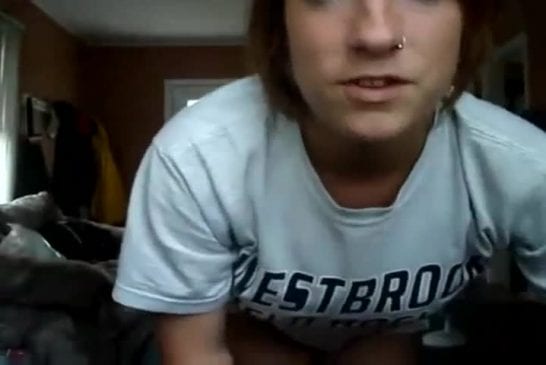 Fille sexy qui rate sa roue