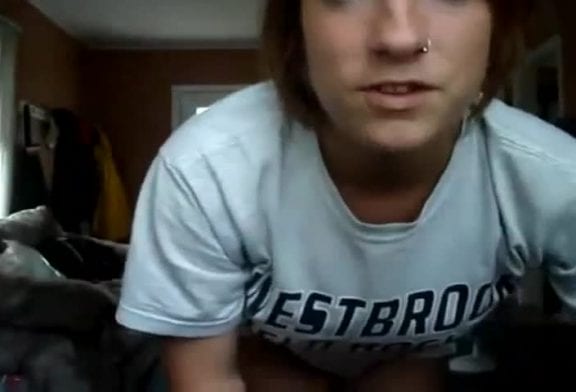 Fille sexy qui rate sa roue