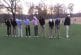 9 golfeurs font un putt en même temps dans le même trou
