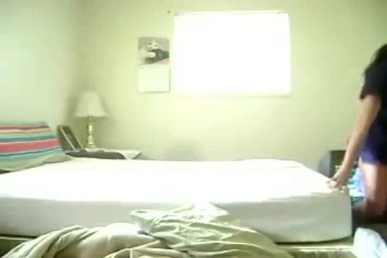 Backflip de fille directement dans tv