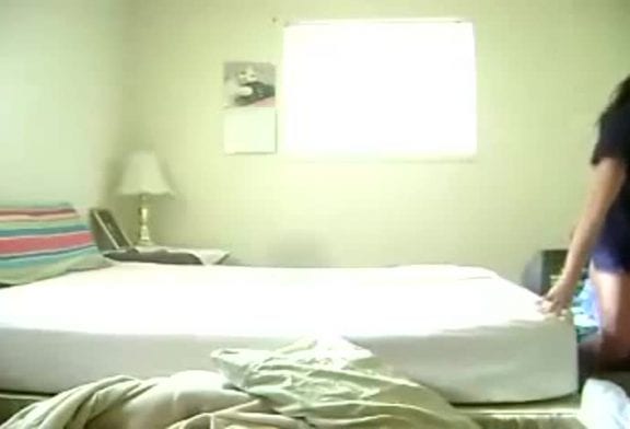 Backflip de fille directement dans tv