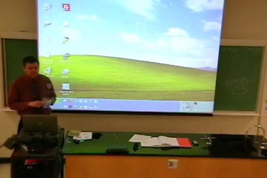 Professeur de mathématiques qui joue avec son ombre