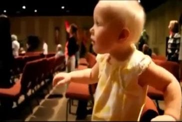 Bébé qui aime la musique gospel