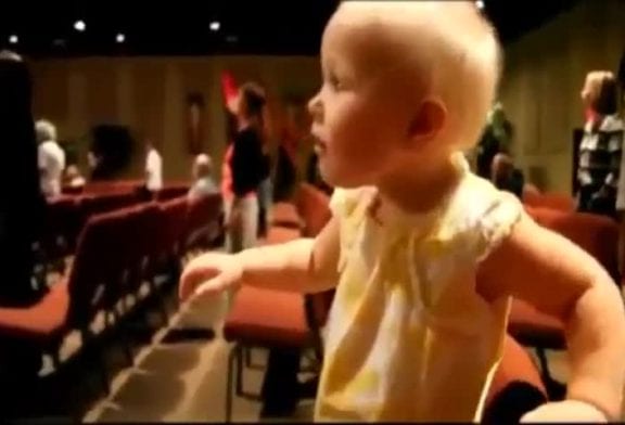 Bébé qui aime la musique gospel