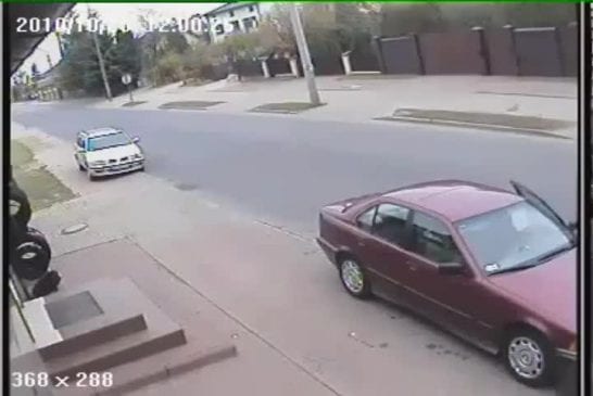 Un gars chanceux esquive de justesse une voiture