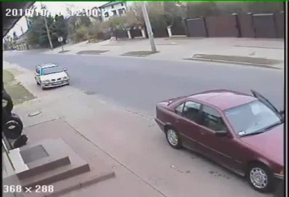 Un gars chanceux esquive de justesse une voiture