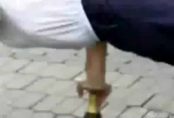 Tenir en équilibre sur une bouteille de champagne