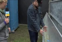 Se laver les mains dans un urinoir FAIL