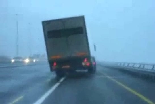Camion se fait renverser par le vent
