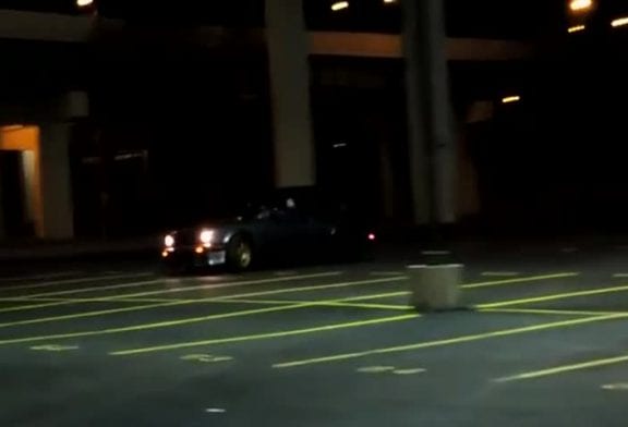 Faire le malin avec sa voiture dans un parking FAIL