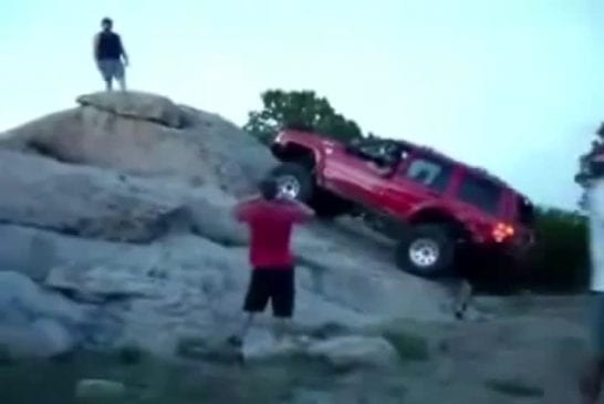 Imbécile retourne sa voiture