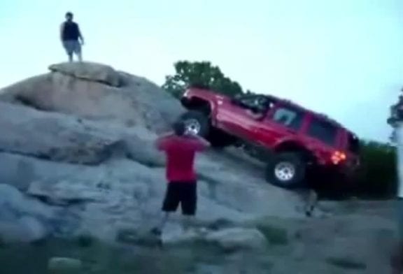 Imbécile retourne sa voiture