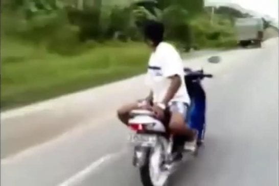 Indien conduit son scooter en arrière