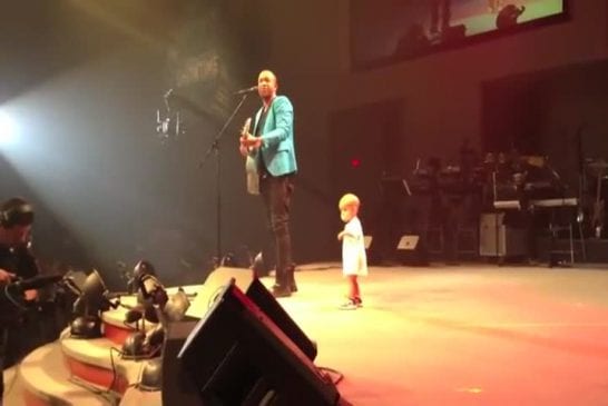 Bébé qui danse sur la scène en plein concert