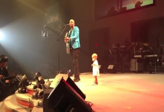 Bébé qui danse sur la scène en plein concert