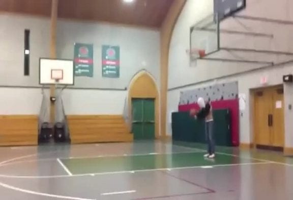 Faire un panier de basket à l'aveugle