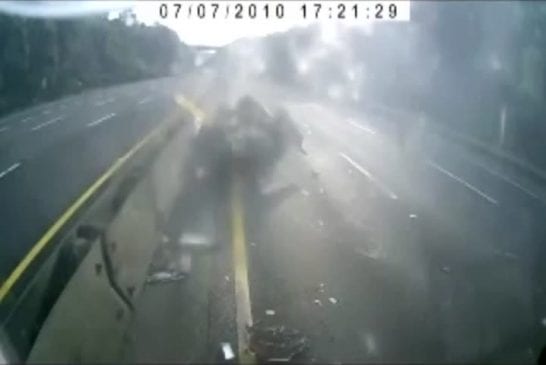 Terrible accident de voiture à cause d'un éclatement de pneu