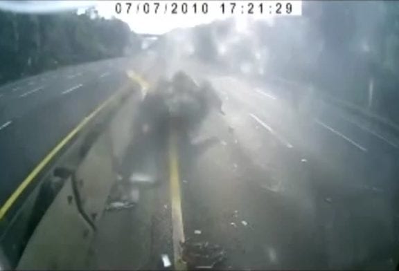 Terrible accident de voiture à cause d'un éclatement de pneu