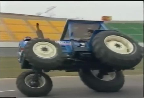 Cascadeur avec un tracteur