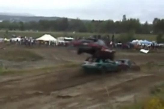 Voiture qui joue à saute voiture