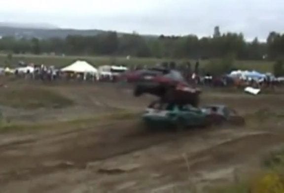 Voiture qui joue à saute voiture