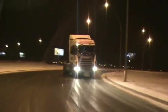 Glissade d'un camion sur une route verglacée