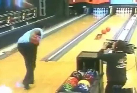 Faire un strike par dessus 3 boules de bowling