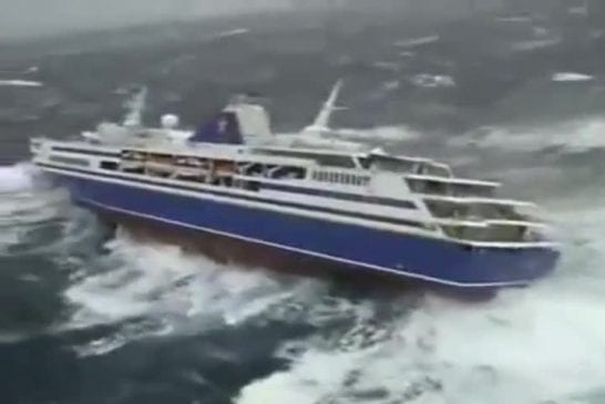 Bateau de croisière pris dans le cyclone
