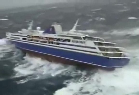 Bateau de croisière pris dans le cyclone