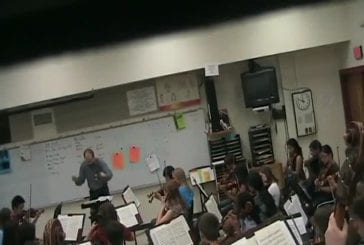 Folle professeur de musique détruit son violon
