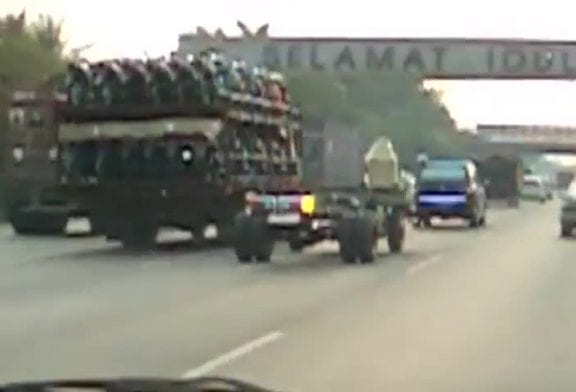 Camion sans carrosserie sur l'autoroute