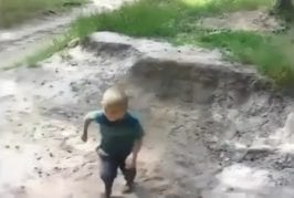 Enfant fait du parkour hardcore