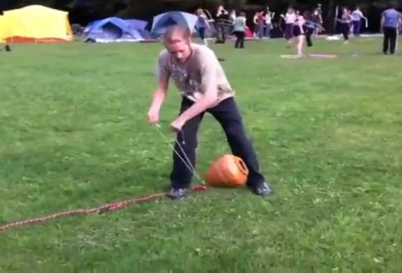 Diabolo avec un gros vase en bois