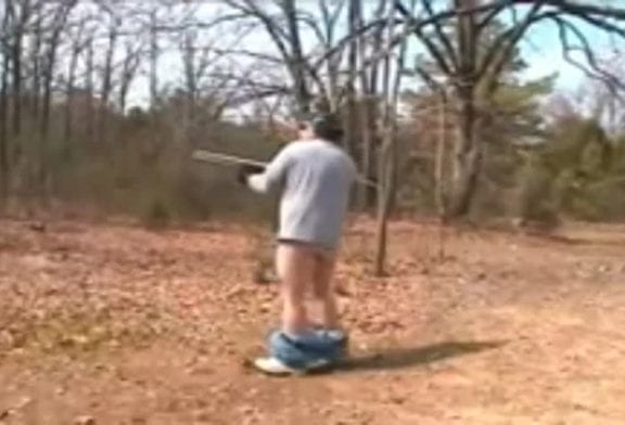 Il perd son pantalon en tirant au fusil