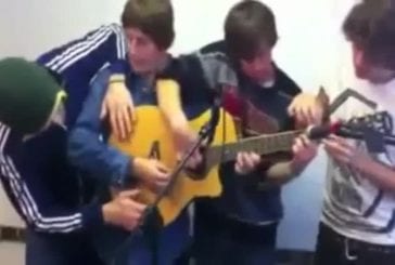 Quatre gars sur une guitare