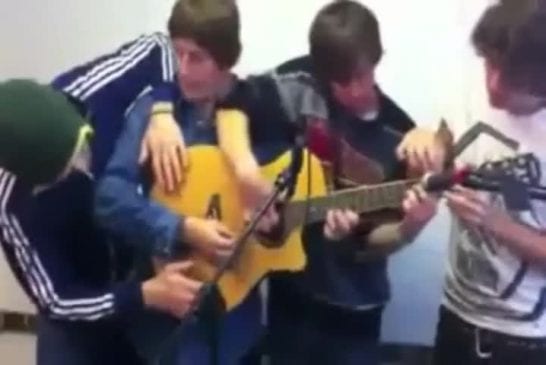 Quatre gars sur une guitare