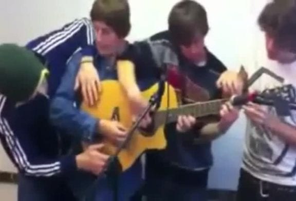 Quatre gars sur une guitare