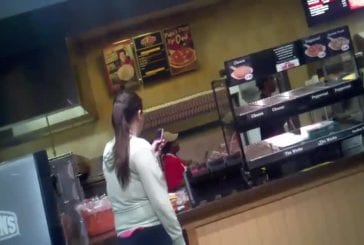 Une fille pète un cable en attendant sa pizza