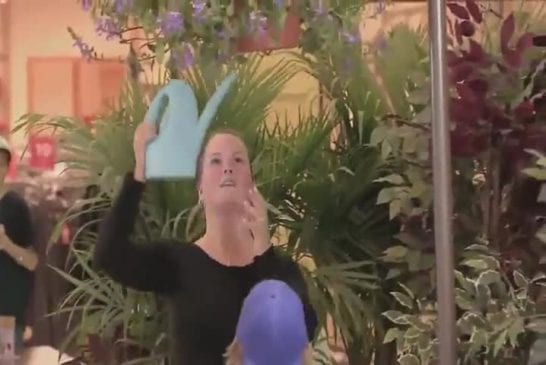 Blague de l'arrosage d'une plante