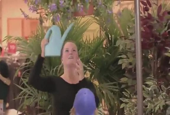 Blague de l'arrosage d'une plante