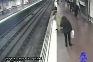 Homme se fait presque écraser par le train