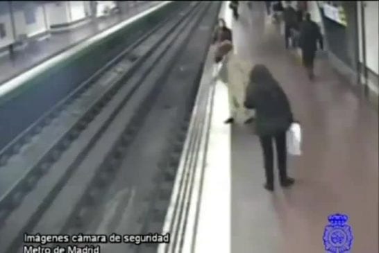 Homme se fait presque écraser par le train