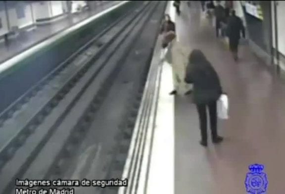 Homme se fait presque écraser par le train