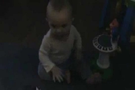 Bébé lache un pet qui lui fait peur