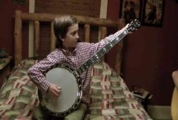Jonny Mizone joue au banjo à 8 ans